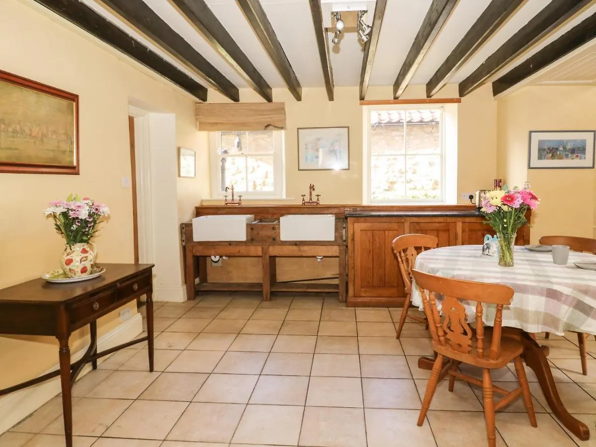 The Old Post Office Villa Ampleforth 0*,